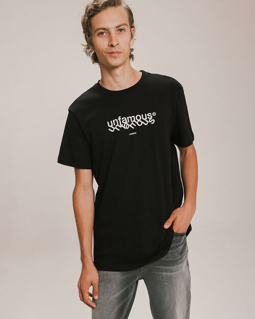 Playera Fit Regular Estampada Negra